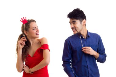 Karton sopalarla genç Çift