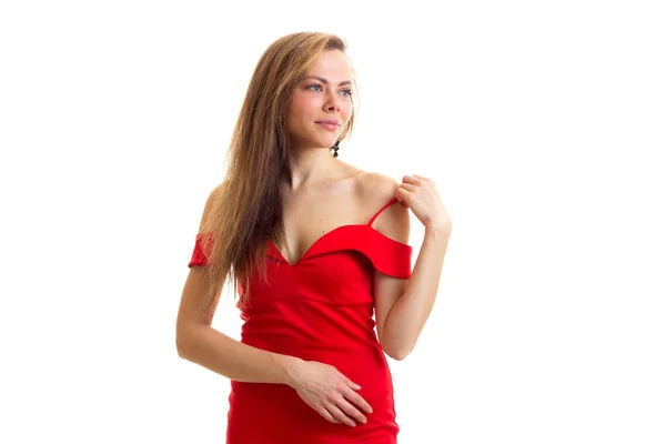 Mladá žena v červených šatech — Stock fotografie