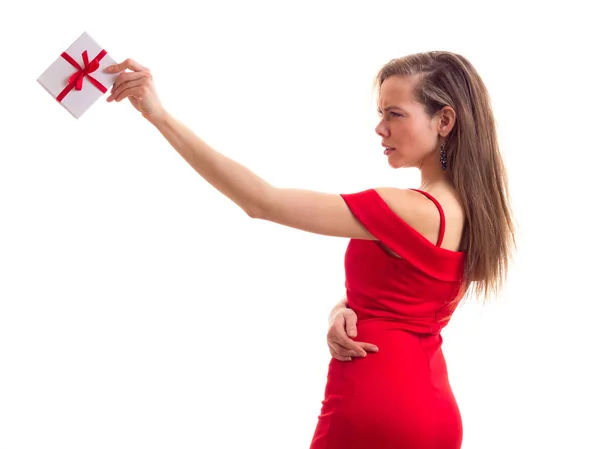 Jeune femme en robe rouge tenant présent — Photo