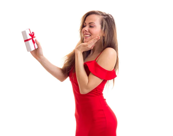 Jovem mulher em vestido vermelho segurando presente — Fotografia de Stock