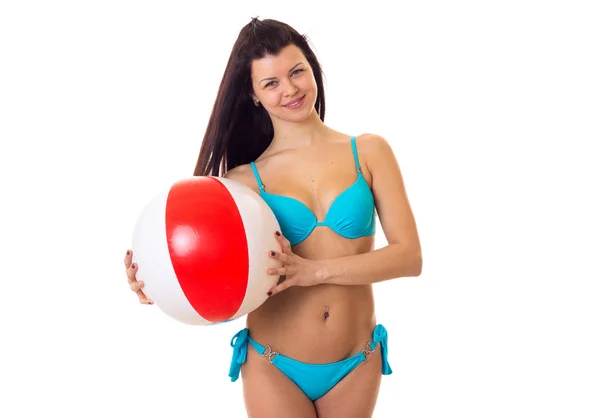 Femme en maillot de bain avec balle — Photo