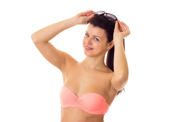 女人在游泳西装带着太阳眼镜 — 图库照片