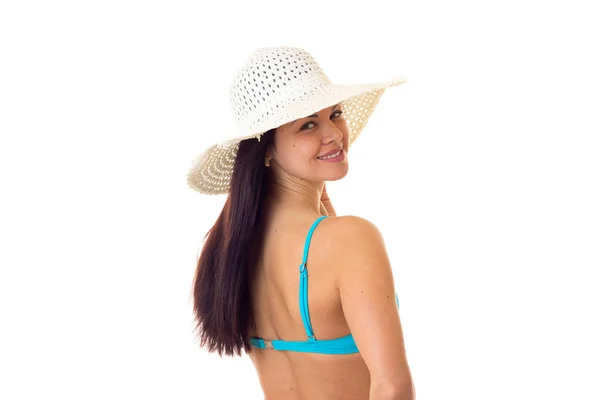 Женщина в купальнике в шляпе — стоковое фото