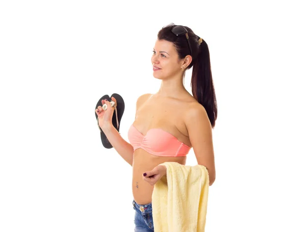 Женщина в купальнике с полотенцами и шлепанцами — стоковое фото