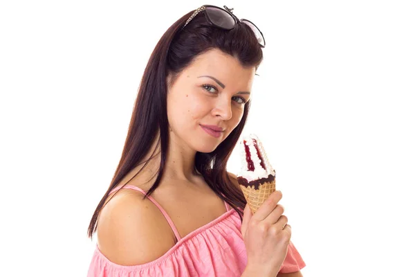 Mujer vestida con gafas de sol sosteniendo helado —  Fotos de Stock