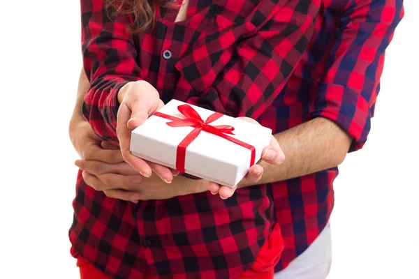 Giovane coppia in possesso di un regalo — Foto Stock