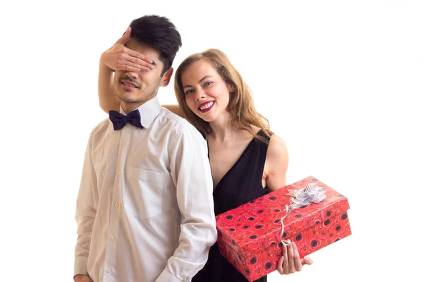 Genç çift bir hediye holding — Stok fotoğraf