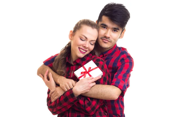 Jovem casal segurando um presente — Fotografia de Stock