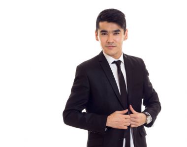 siyah smokin içinde genç adam