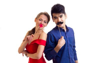 Karton sopalarla genç Çift