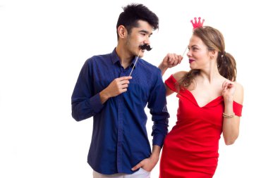 Karton sopalarla genç Çift