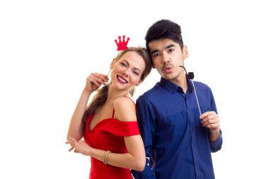 Karton sopalarla genç Çift