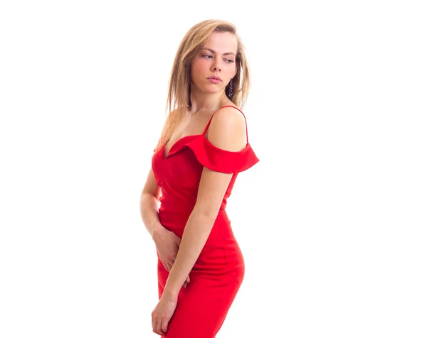 赤いドレスの若い女性が — ストック写真