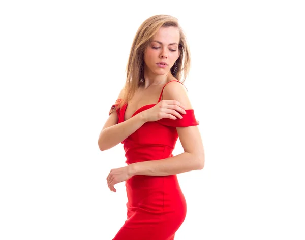 Νεαρή γυναίκα με κόκκινο φόρεμα — Φωτογραφία Αρχείου