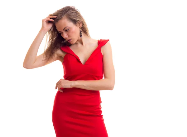 Jonge vrouw in rode jurk — Stockfoto