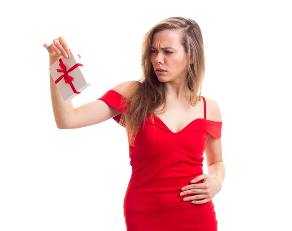 Jovem mulher em vestido vermelho segurando presente — Fotografia de Stock