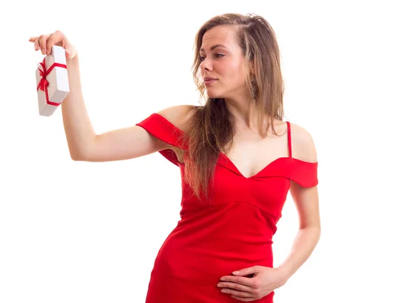 Mujer joven en vestido rojo sosteniendo presente —  Fotos de Stock