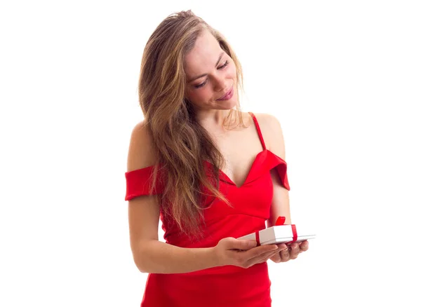 Mevcut tutan Kırmızı elbiseli genç kadın — Stok fotoğraf