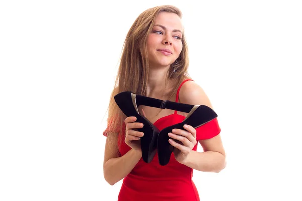 Молодая женщина в красном платье с туфлями — стоковое фото