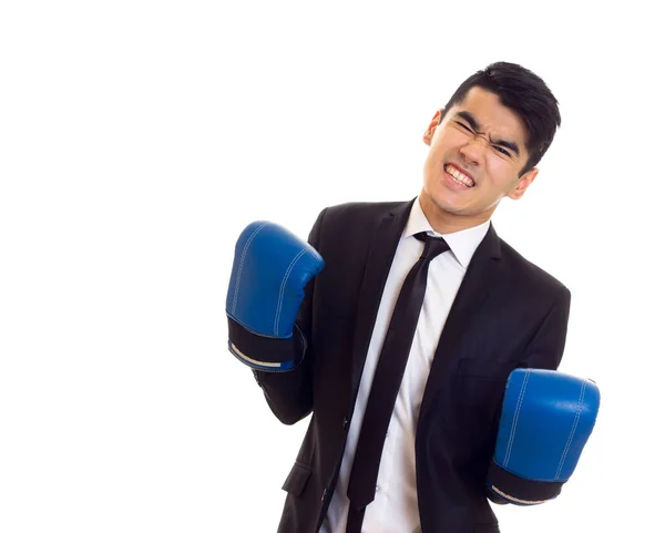 Jovem de terno com luvas de boxe — Fotografia de Stock