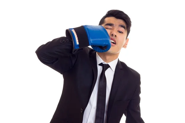 Jeune homme en costume avec des gants de boxe — Photo