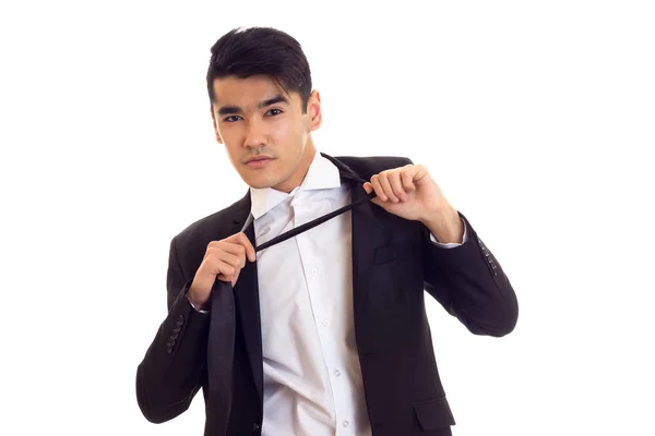 Ung man i kostym fastställande hans slips — Stockfoto
