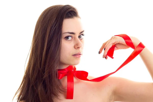 赤い蝶ネクタイを持つ若い女性 — ストック写真