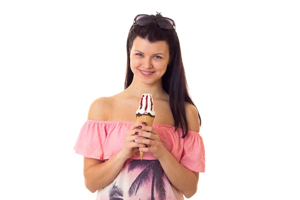 Vrouw in jurk met zonnebril houden van consumptie-ijs — Stockfoto