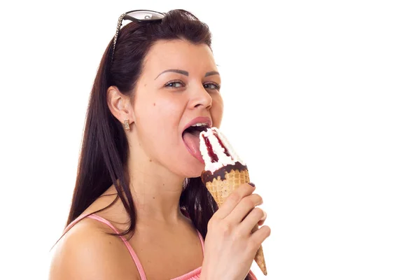 Vrouw in jurk met zonnebril houden van consumptie-ijs — Stockfoto