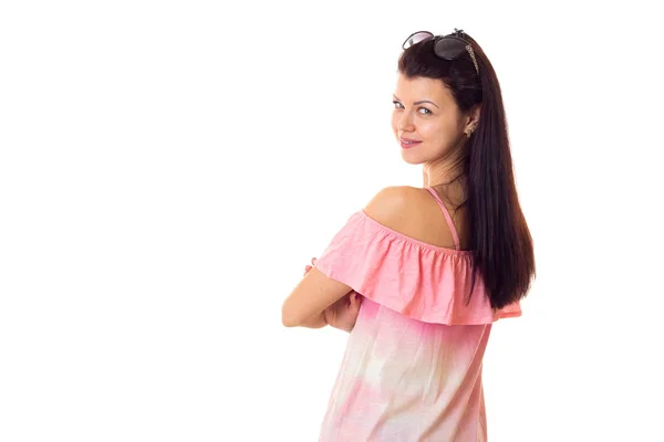 Vrouw in roze jurk met zonnebril — Stockfoto