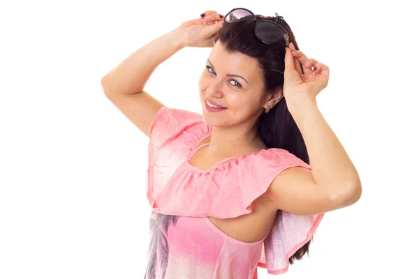 Mujer en vestido rosa con gafas de sol — Foto de Stock