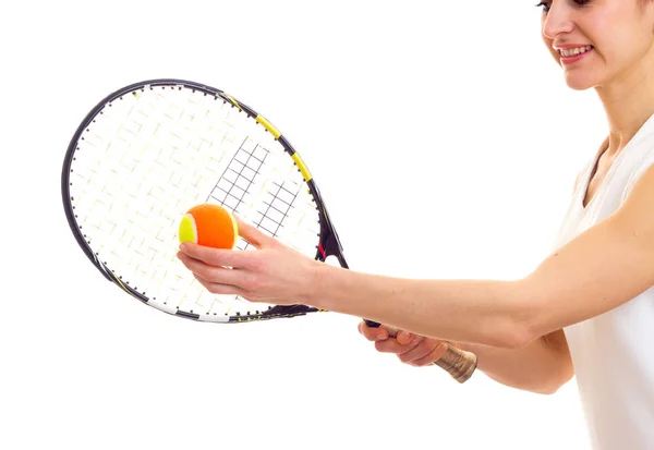 Женщина с теннисной ракеткой и мячом — стоковое фото