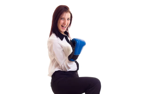 Jonge zakenvrouw in bokshandschoenen — Stockfoto