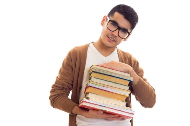 genç adam gözlüklü kitaplar
