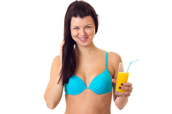 Vrouw in zwemmen pak houden cocktail — Stockfoto