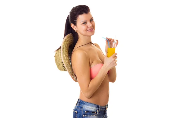 Жінка в купальнику, шорти з капелюхом і коктейлем — стокове фото