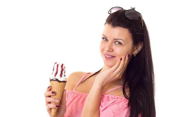 Mujer vestida con gafas de sol sosteniendo helado —  Fotos de Stock