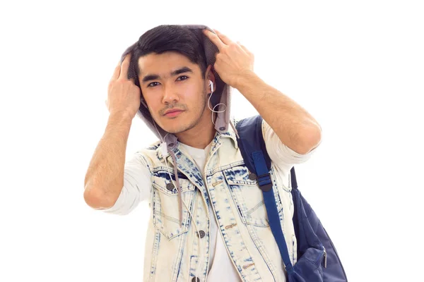 Joven con mochila y auriculares — Foto de Stock