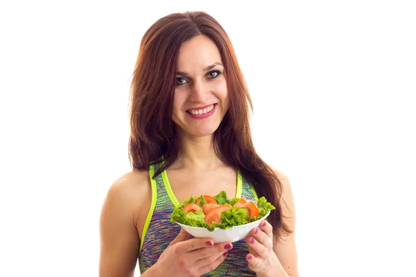 Donna sportiva che tiene l'insalata — Foto Stock