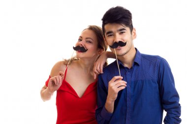 Karton sopalarla genç Çift