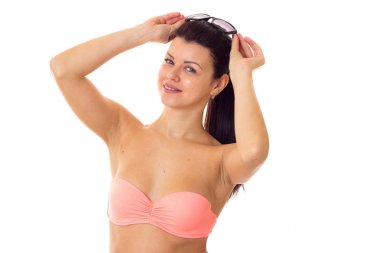 Kadın güneş gözlüğü ile takım elbise Yüzme içinde