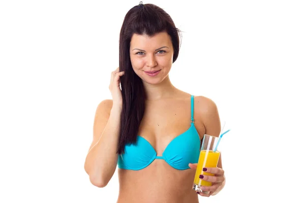 Femme en maillot de bain tenant un cocktail — Photo