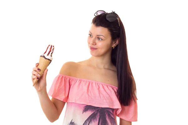 サングラスをかけたアイスクリームを保持しているドレスを着た女性 — ストック写真