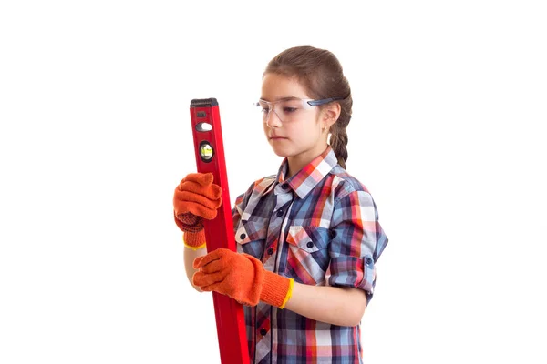 Menina segurando edifício nível — Fotografia de Stock