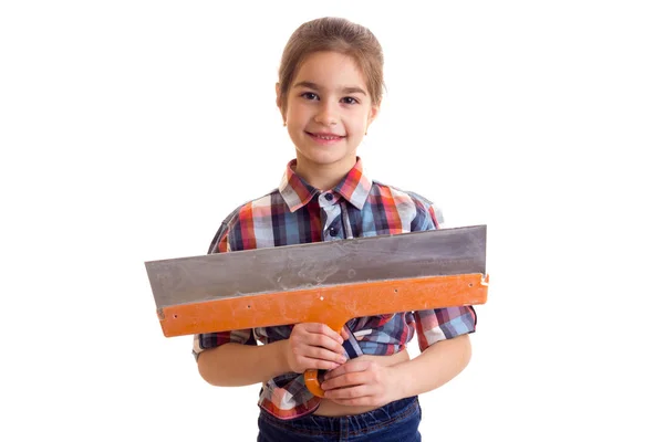 Маленькая девочка держит шпаклеванный нож — стоковое фото