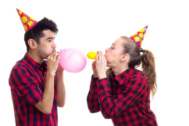 Genç çift balon üfleme