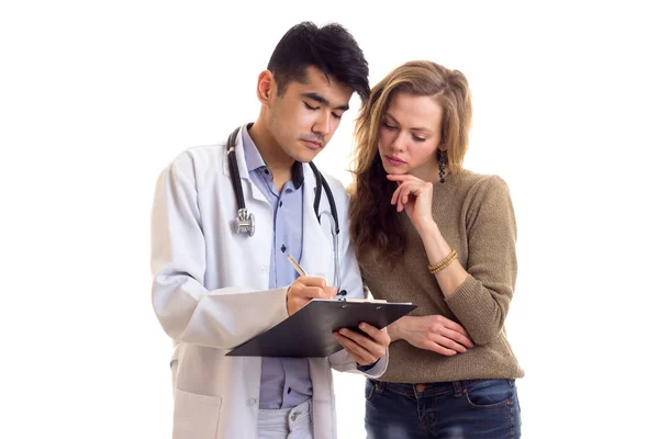 Mannelijke arts in gesprek met jonge vrouw — Stockfoto