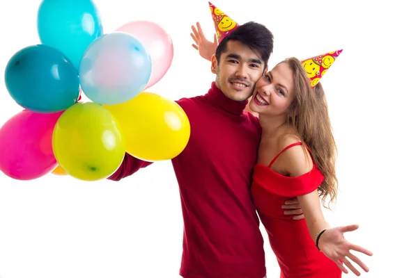 Νεαρό ζευγάρι με μπαλόνια — Φωτογραφία Αρχείου