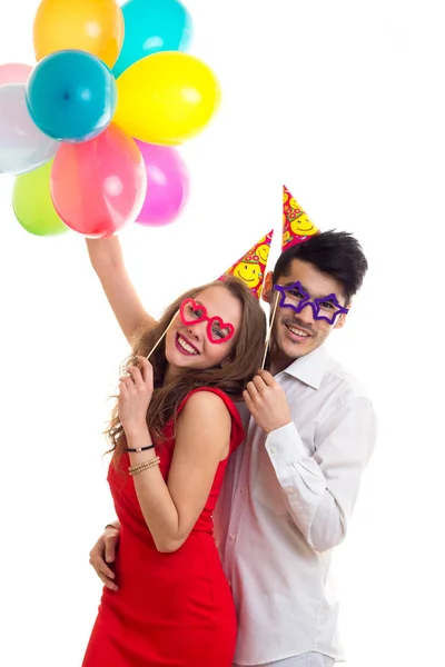 Νεαρό ζευγάρι με μπαλόνια — Φωτογραφία Αρχείου