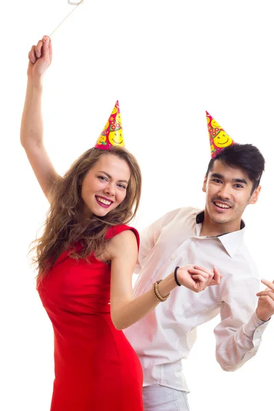Mladý pár s kartou klacky a oslavující klobouky — Stock fotografie